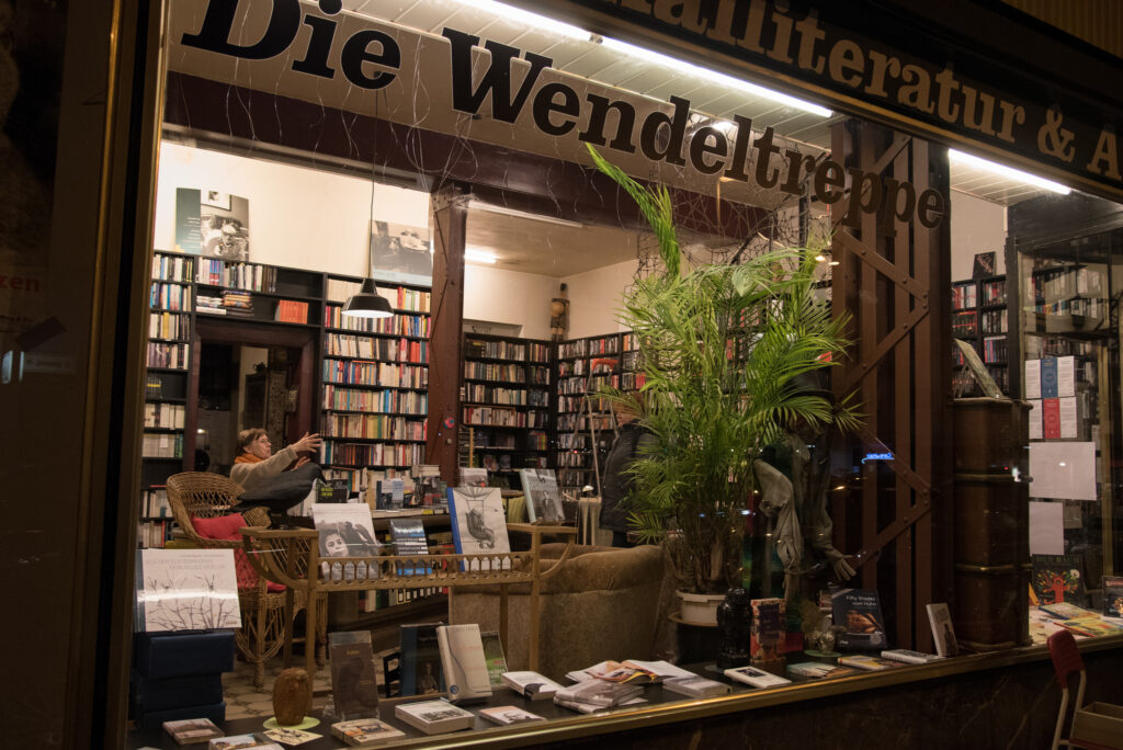 Abends in Sachsenhausen: Die Wendeltreppe in der Brückenstraße