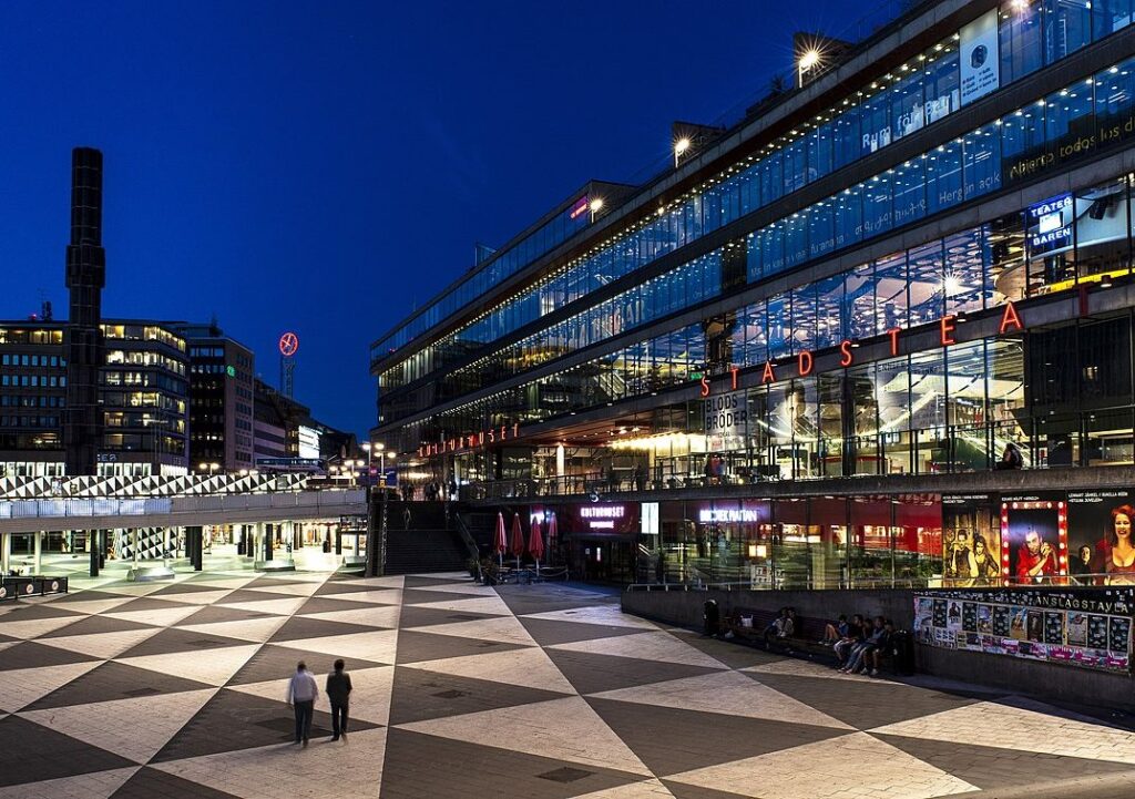1200px-Kulturhuset_i_Stockholm_aug_2013-e1664930708870
